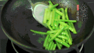 鍋中倒油，油溫7成熱時，放入四季豆煸炒至變色，然后放入香腸均勻翻炒，加少許清水燜煮1分鐘。