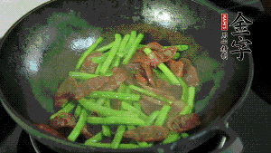 然后再加入鮮蓮子一起翻炒，至熟后加少許鹽調(diào)味就可以了。