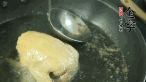 鴿子去毛和內(nèi)臟，處理干凈。大火燒開鍋中的水，放入鴿子汆燙3分鐘，撇清血沫，撈出備用。（為了保證湯色純正，肉類在煲制前要先去除殘留的血水，煲湯時一定要冷水下鍋，這樣肉里的蛋白質(zhì)才可以充分地溶解到湯里，湯的味道才會鮮美。）