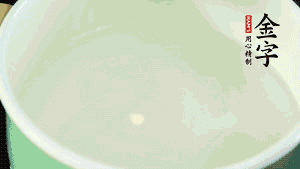 鍋中盛涼水，放入汆燙好的鴿子、火腿片、生姜片。