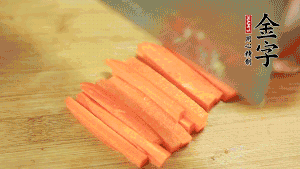 洋蔥、青椒、胡蘿卜切成粒備用。