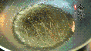 熱油起鍋，依次放入胡蘿卜粒、青椒粒、洋蔥粒煸炒均勻。