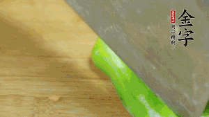 大蒜切成小段，青椒去籽滾刀切成塊。