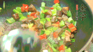 熱油起鍋，依次加入青椒塊、牛肉、大蒜煸炒均勻。