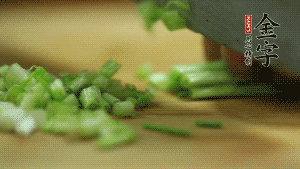 小蔥切成蔥花。