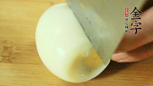 煮面條的同時把雞蛋煮好。