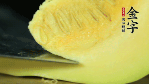 胡蘿卜切滾刀塊，小南瓜取一半去籽去皮切塊備用。