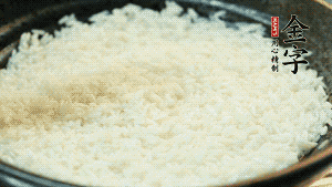 浸泡后的大米加入2湯匙生抽、1湯匙老抽調(diào)味。