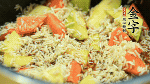 加入切好的胡蘿卜塊和南瓜塊、鹵牛肉塊攪拌均勻。放入電飯煲，按“煮飯模式”。