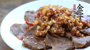 最后把醬汁淋到牛肉上即可，撒上芝麻、香菜。也可以把牛肉和醬汁攪拌均勻，讓牛肉與醬汁更加入味。