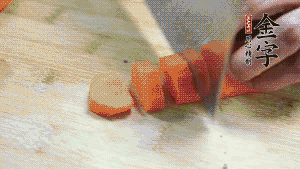 食材洗凈后，胡蘿卜切成塊，鮮香菇切成十字花刀備用。