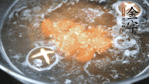 將烏冬面放入調(diào)好味的面湯中一起煮熟。（選擇烏冬面的原因，第一是因?yàn)椴锁B(niǎo)也能很好地做出成品，而不用擔(dān)心會(huì)糊鍋或者黏在一起；第二是因?yàn)榘咨拿鏃l，在夏天看起來(lái)更有食欲。）