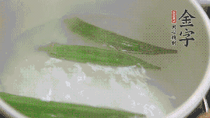 在煮面湯時(shí)，就可以做其他步驟了。比如把秋葵汆水，橫切成星星造型；雞蛋煮熟，切成兩半；黃瓜切成絲。