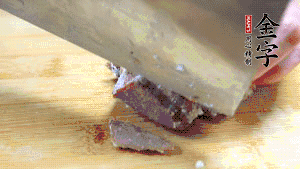 金字鹵牛肉打開(kāi)包裝，把牛肉切成片狀。（眼見(jiàn)為實(shí)，用一整塊牛肉鹵制的鹵牛肉哦，牛肉的香氣感覺(jué)撲鼻而來(lái)有木有?。。。?>
					</div>
					<span>步驟 6/7</span>
					<p>金字鹵牛肉打開(kāi)包裝，把牛肉切成片狀。（眼見(jiàn)為實(shí)，用一整塊牛肉鹵制的鹵牛肉哦，牛肉的香氣感覺(jué)撲鼻而來(lái)有木有！?。。?/p>
				</li><li>
					<div   id=