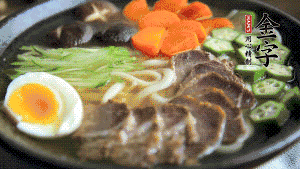 最后，將所有食材都擺到面碗上，呈現(xiàn)美美的視覺(jué)就可以了！