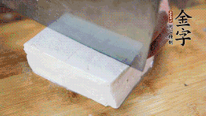 豆腐切成小塊，臘肉切成薄片，辣椒切成小圈。