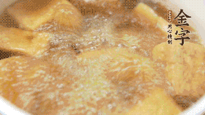 另起一個湯鍋，倒入適量清水，加入炸好的豆腐塊。待水沸騰后，加入臘肉，用生抽、料酒、火腿高湯調(diào)味。燉煮至臘肉熟透，加辣椒圈增加點辣味。（調(diào)料可以根據(jù)個人口味適當調(diào)整，火腿高湯能夠讓湯汁更加層次豐富。）