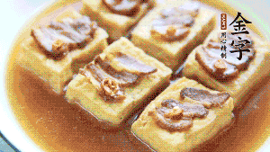 裝盤時，撒上蔥花裝飾。