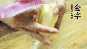 將食材洗凈，茄子、土豆切滾刀塊。