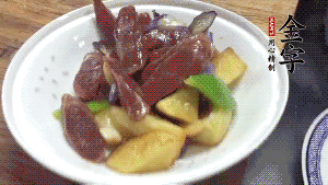 加少量生抽、鹽、糖、雞精調(diào)味，炒熟出鍋即可。