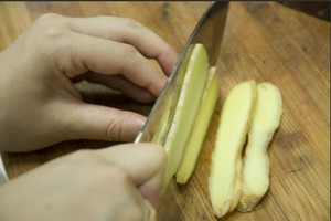 火腿切片，生姜切片。