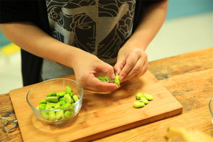 蠶豆剝除外殼，剩下嫩嫩的蠶豆。