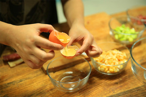 雞蛋蛋白和蛋黃分開，把蛋黃打散。