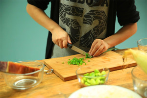 當(dāng)然，如果你愛吃蔥，可以切點(diǎn)蔥花加入。