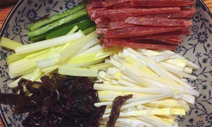 黑木耳泡發(fā)，黑木耳、韭黃、雷筍、青椒切成絲。