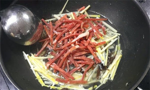 火腿絲、筍絲、黑木耳絲汆水后，瀝干。