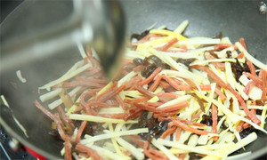 起油鍋，蒜茸煸香，倒入所有食材，加料酒翻炒至熟即可。