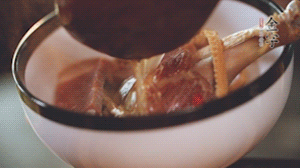 筍干提前冷水浸泡3小時，浸泡后將筍干撕成條狀。