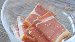 金字火腿切片溫水浸泡5分鐘。