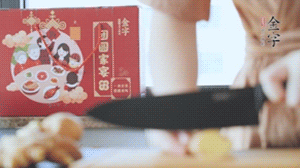 將處理好的老鴨放入冷水鍋中，丟入姜片，冷水煮沸去腥。