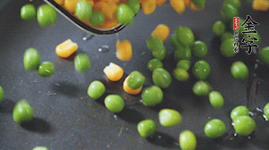 鍋7成熱時(shí)，下豌豆、玉米翻炒，再依次放醬肉、洋蔥碎、木耳碎。