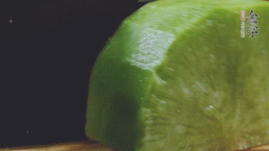 青蘿卜去皮切小塊。