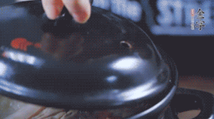 大火煮沸后，小火慢燉1～1.5個(gè)小時(shí)。