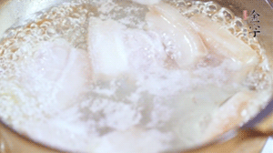 五花肉切塊，加姜片焯水備用。