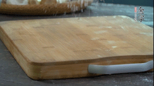 【面皮】3.案板撒點(diǎn)糯米粉，將面團(tuán)搓成均勻的小團(tuán)子。