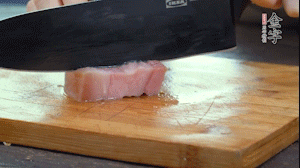 【餡料】1.金字淡咸肉加姜片料酒焯水，春筍焯水后切成小丁。