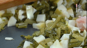 【餡料】2.鍋中油8成熱時(shí)，依次放入春筍、雪菜、淡咸肉，翻炒出香味。