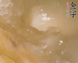 沸騰后撈出蔥結(jié)，小火燉45分鐘，加山藥再燉15分鐘。