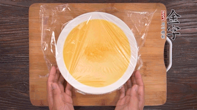 去除雞蛋液浮沫后，沸水上鍋蒸6分鐘。