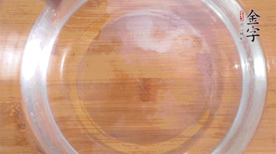 金字火腿切小片，浸泡5分鐘。