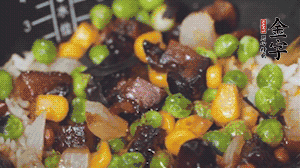 出鍋前加蠔油、生抽調(diào)味，撒點(diǎn)熟白芝麻即可。