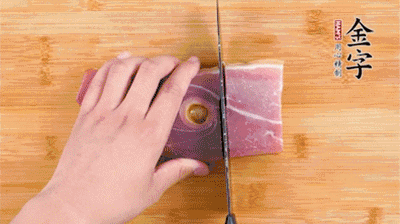 金字火腿切片，老豆腐切成塊，海鮮菇洗凈。