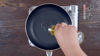 魚頭對開，洗凈瀝干。鍋中加油，把魚頭兩面煎至金黃色，期間加蔥姜，每面約需時2-3分鐘。