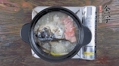 放豆腐、海鮮菇繼續(xù)中小火煮5分鐘。