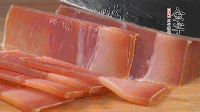 金字火腿切片，溫水浸泡5分鐘。