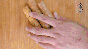 山藥去皮切斜刀塊，毛豆去外殼去膜，姜切片。